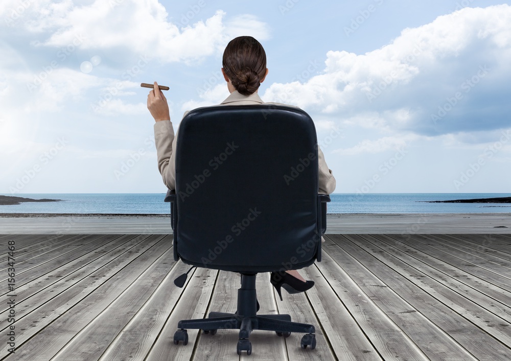 女商人坐在椅子上，雪茄和海景