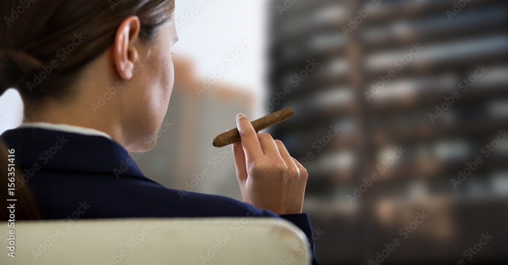 女商人坐在椅子上，手里拿着雪茄和建筑