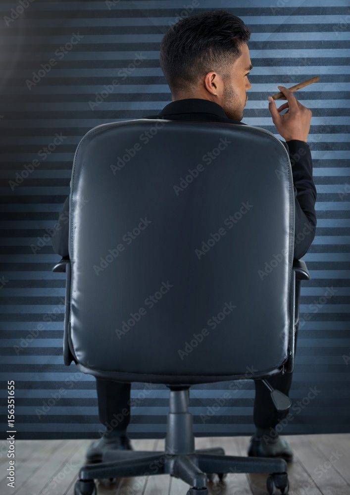 商人坐在椅子上，雪茄和蓝色背景