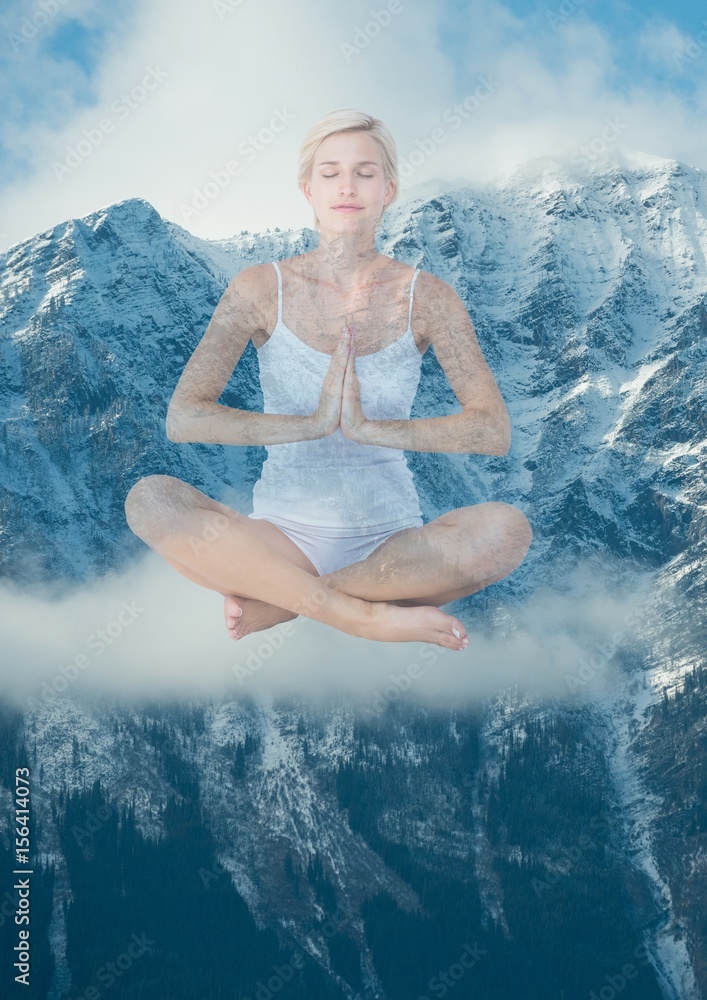 女人在白雪覆盖的大山前做瑜伽
