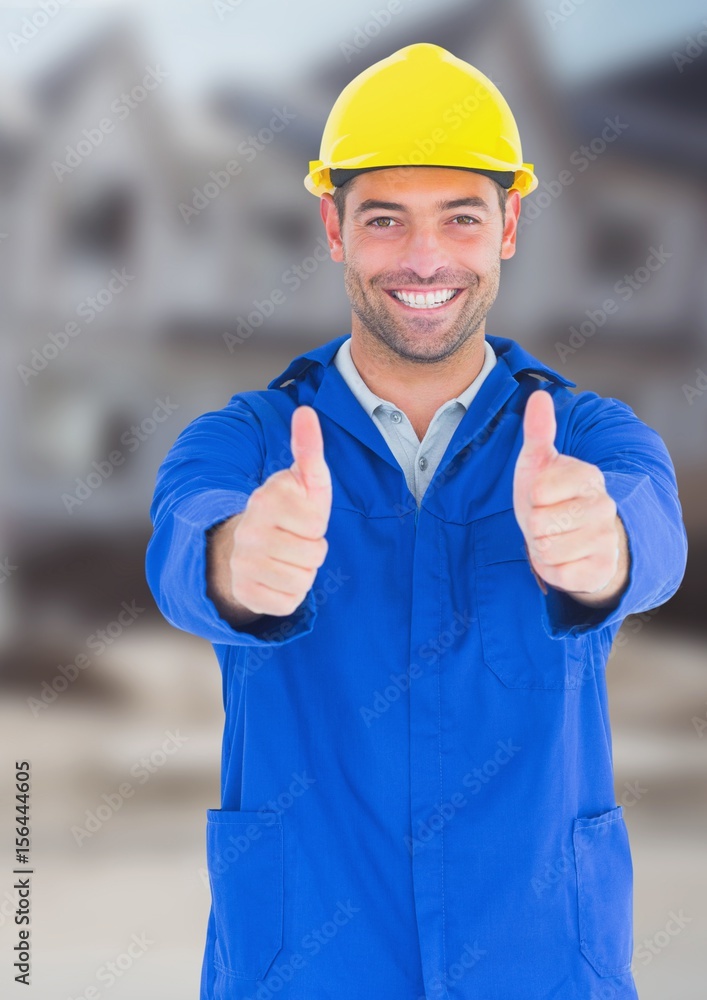 建筑工人在工地前竖起大拇指
