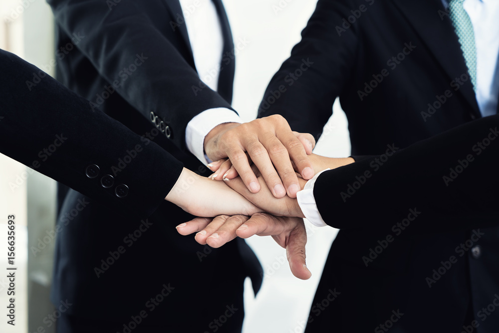 商业伙伴在会议上握手的特写。商业人士协作团队