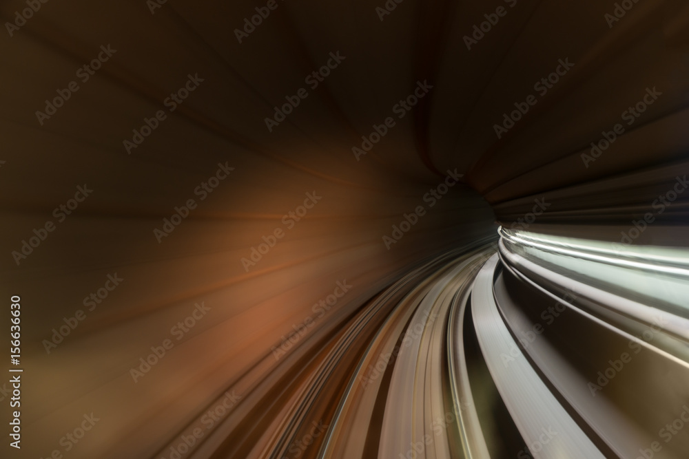 列车或地铁列车在隧道内移动的速度模糊运动。