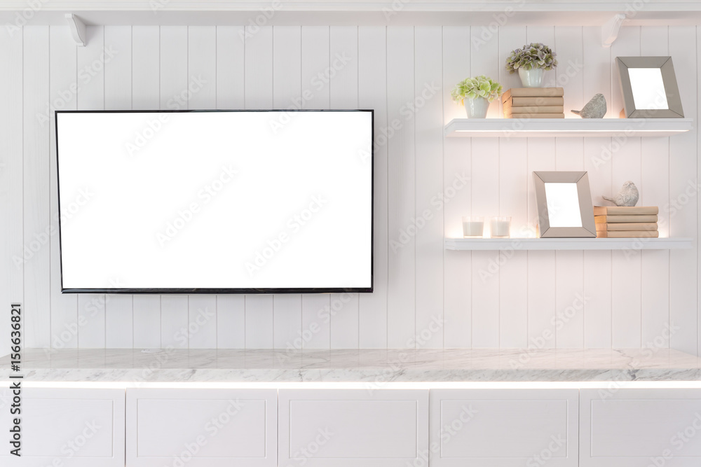 客厅里的电视和架子现代风格。家里有装饰的白色木制家具。