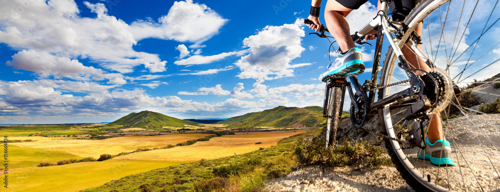 山地自行车。运动与健康生活。极限运动。山地自行车与人。户外户外生活方式