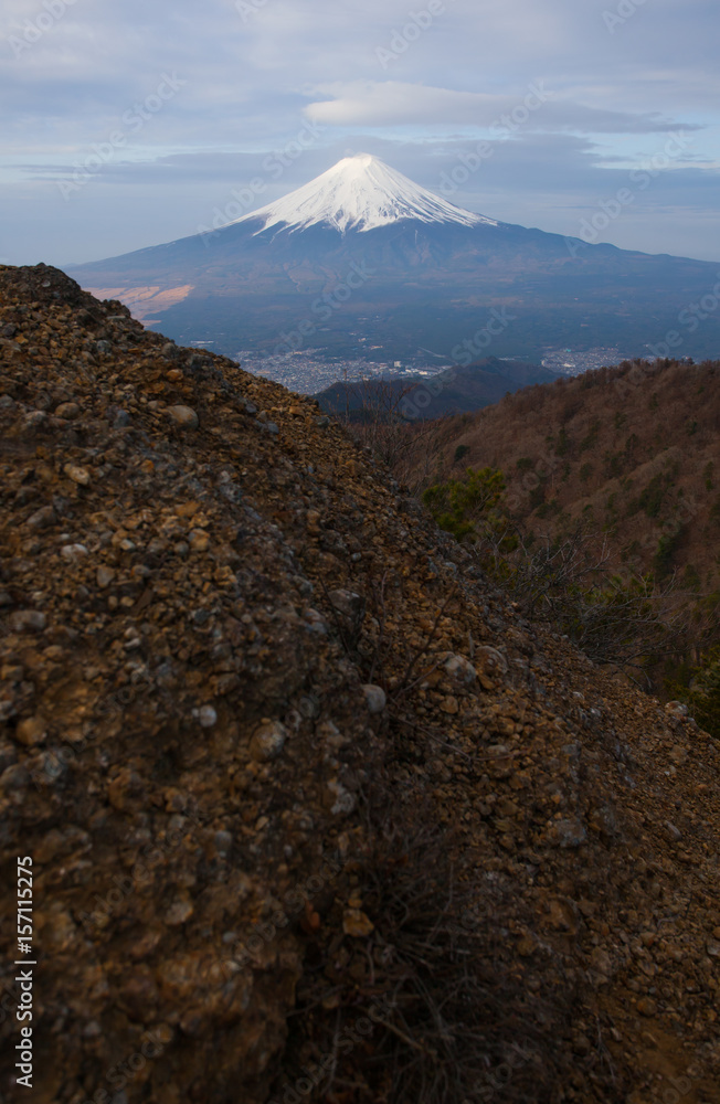 富士山和从三通山看到的悬崖