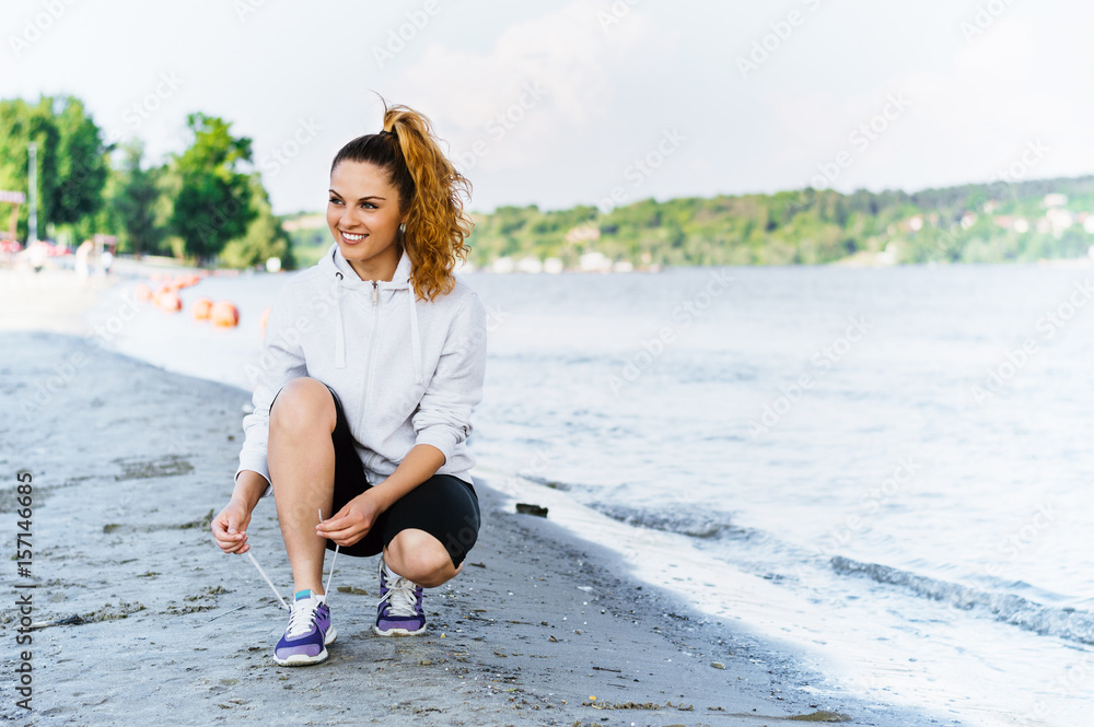 女士系运动鞋，准备在海滩跑步和锻炼