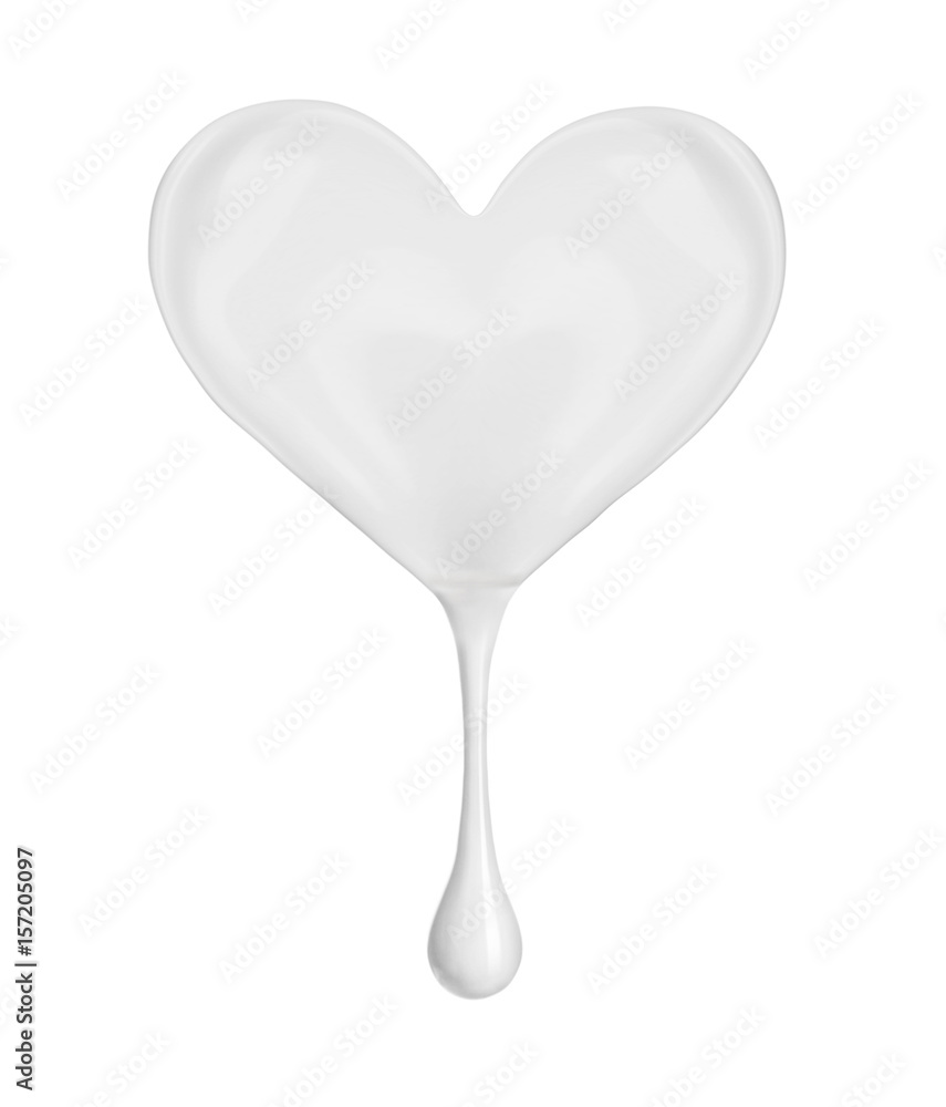 牛奶或奶油的斑点呈心形，有水滴，在白色背景上分离