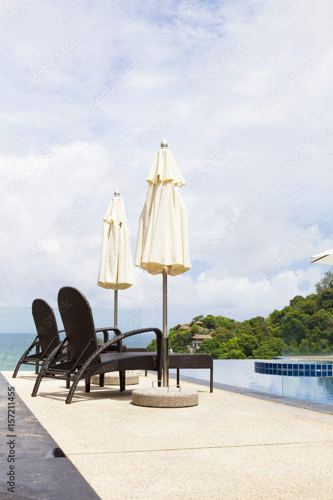 户外沙滩椅，带游泳池和安达曼海景。