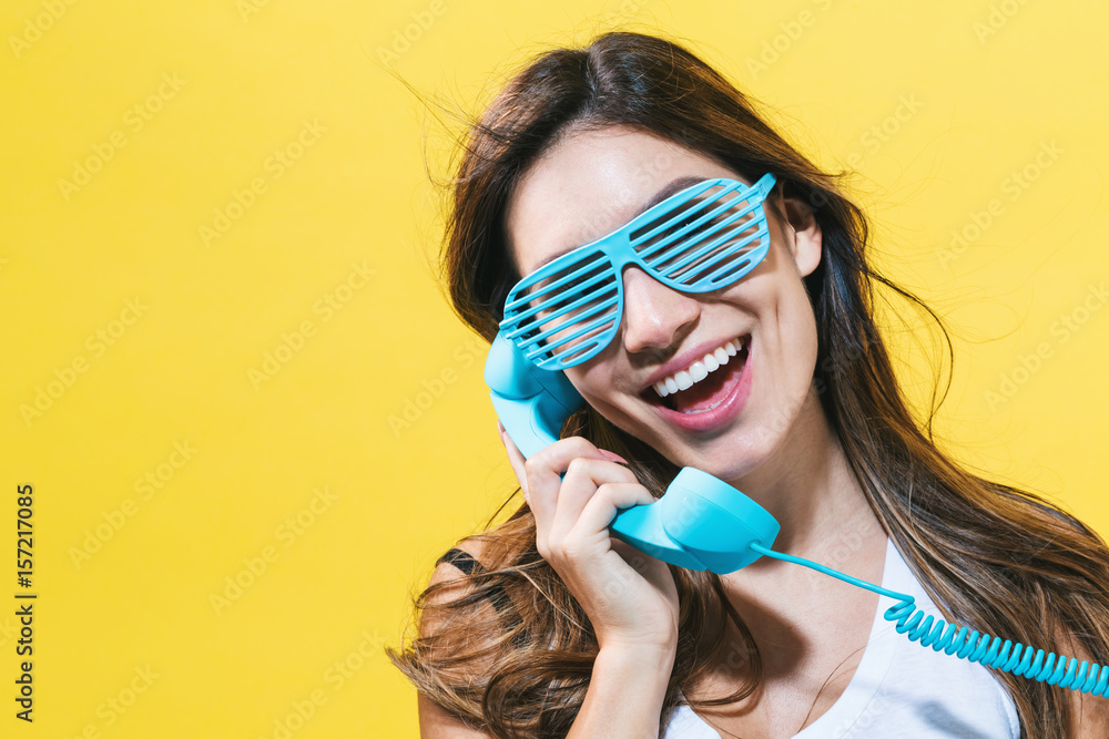 年轻女人用老式电话交谈
