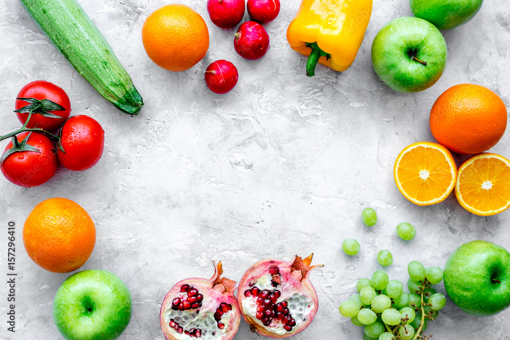 带新鲜水果和蔬菜的减肥食品沙拉石背景俯视模型