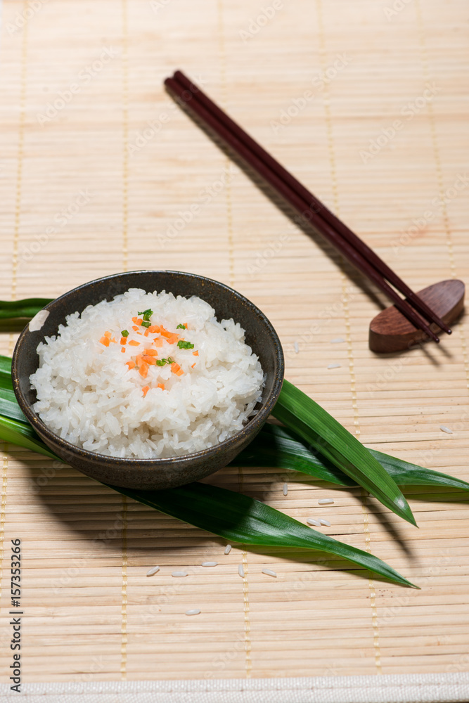 在木桌上的碗里煮米饭。