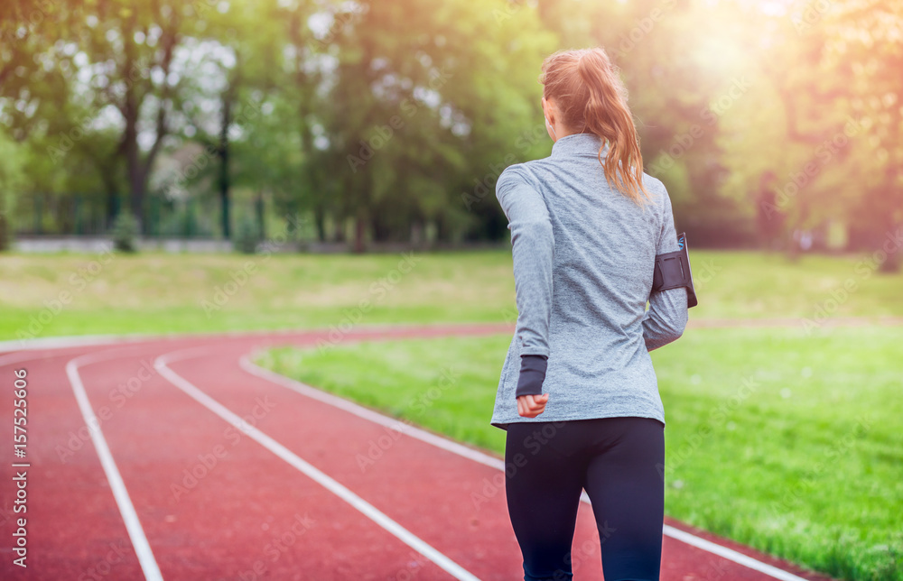 运动型女性在跑道上跑步，健康的生活方式