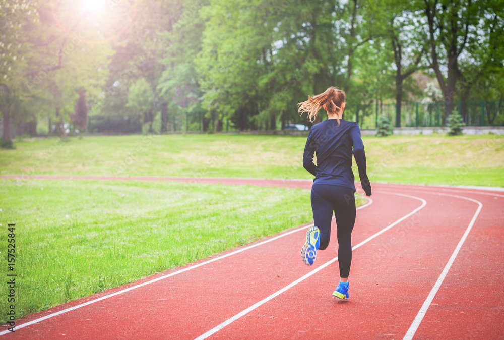 运动型女性在赛道上跑步，背部视野健康，生活方式健康