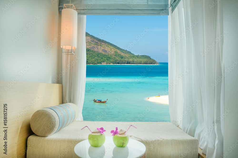 泰国普吉岛度假酒店窗外美丽的普吉岛热带海景。夏天，旅行，度假a
