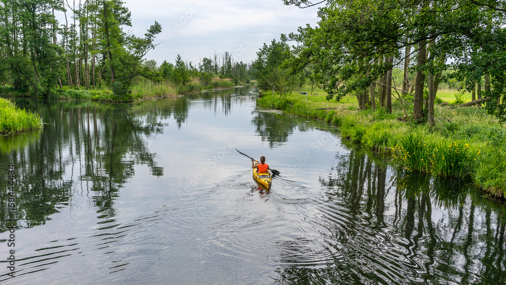 女孩在河上划皮划艇，美丽的自然景观
