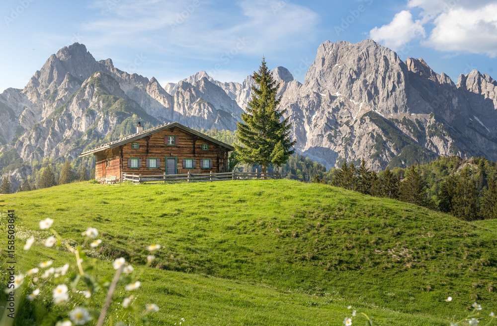 奥地利山区的阿尔卑斯小屋