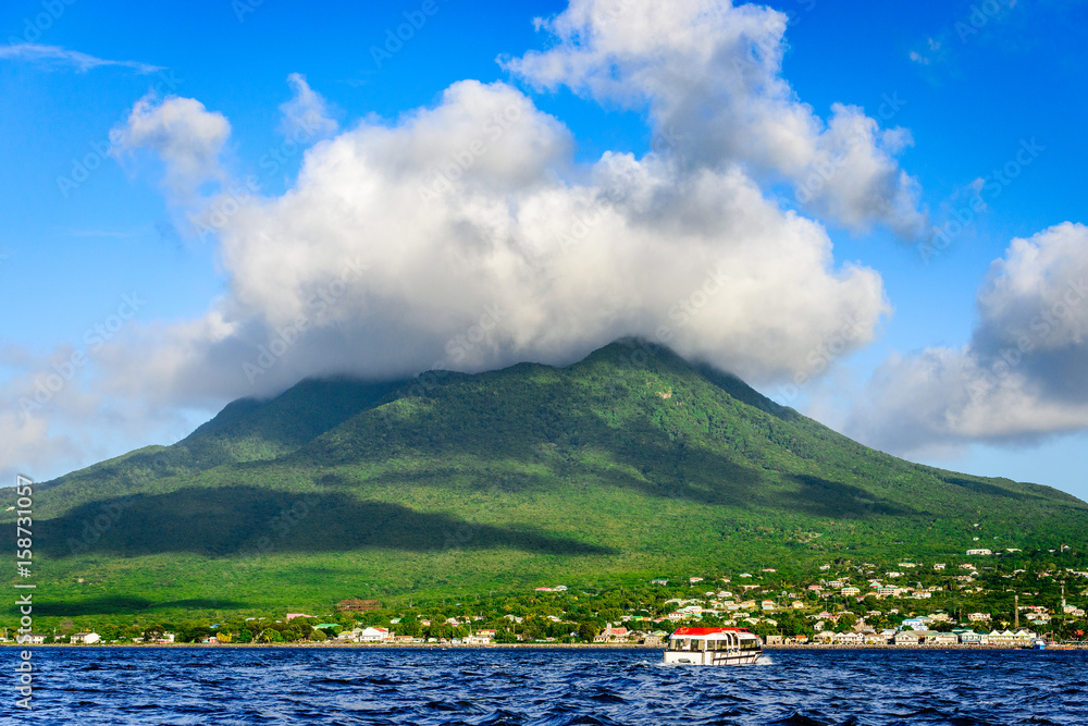 加勒比海圣基茨和尼维斯的尼维斯火山。