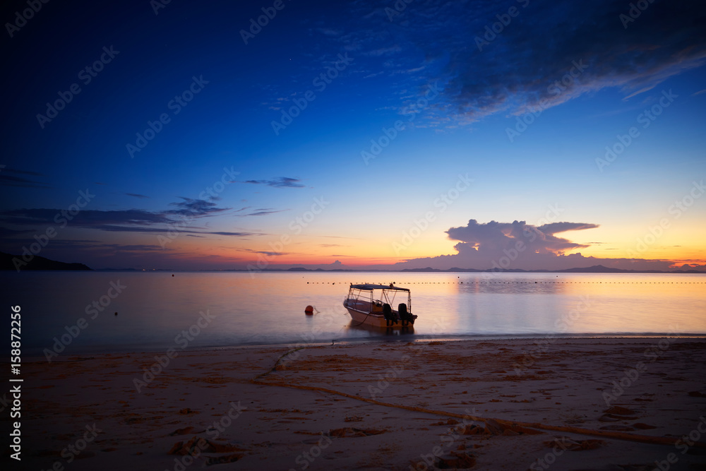 海滩上令人惊叹的日落。马来西亚拉瓦岛。