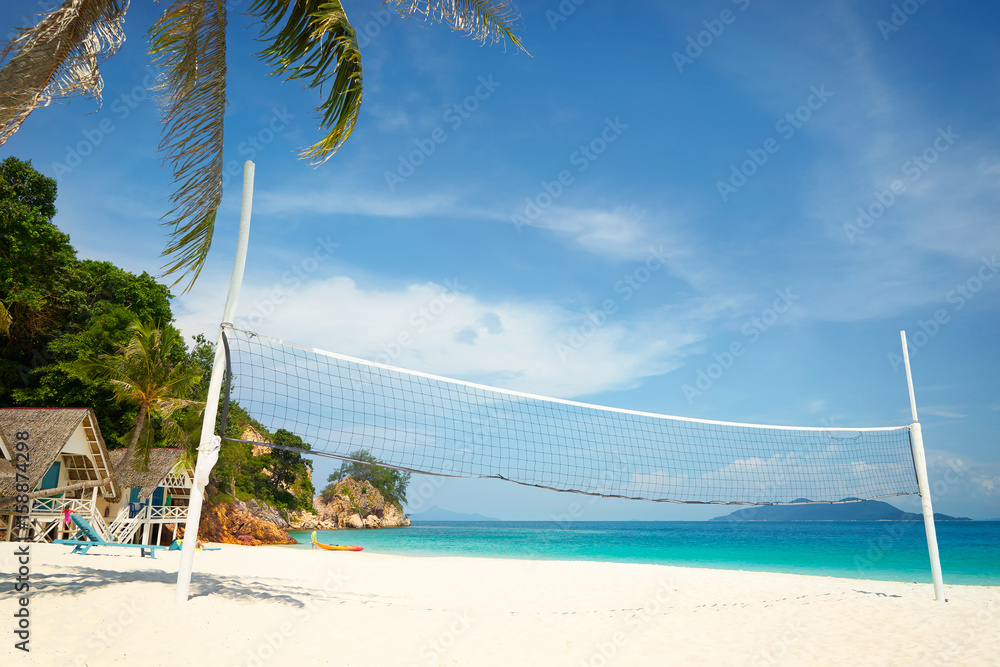 阳光明媚的拉瓦海滩，沙滩排球场，世界著名的目的地，美丽的天气