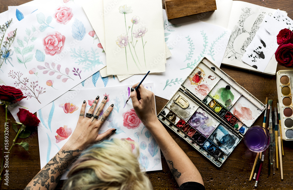 艺术家女性在纸上画花朵水色的后视图