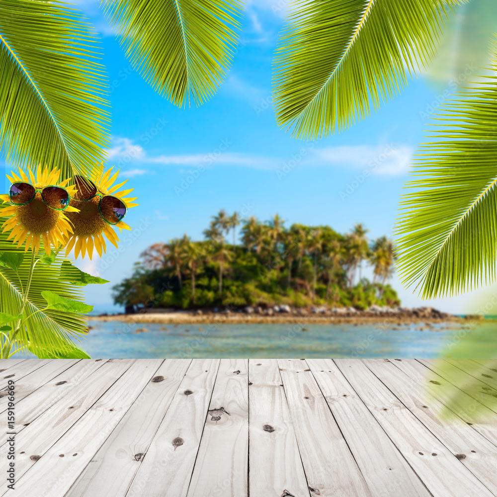以棕榈叶、向日葵、太阳镜和热带海滩为背景的暑假背景。