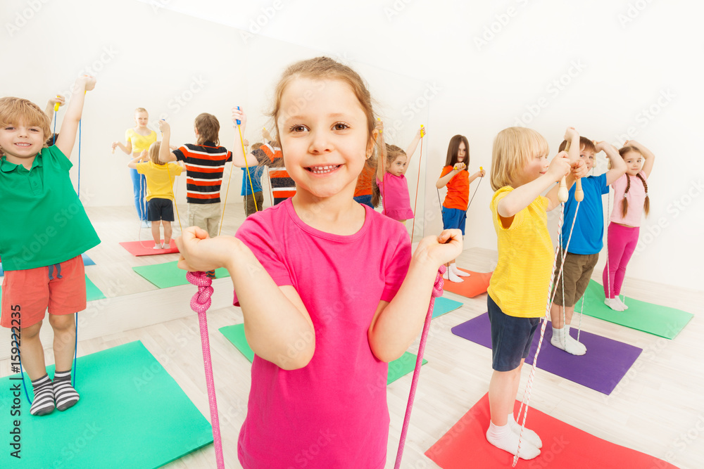 快乐的孩子们在健身房玩跳绳