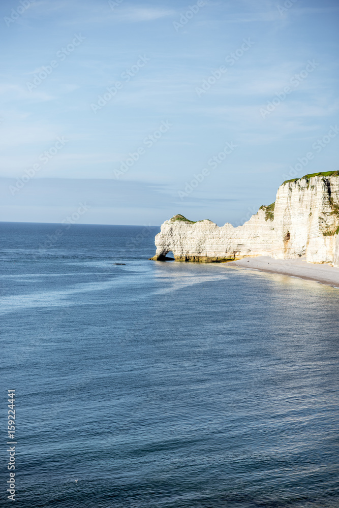 阳光明媚的日子里，法国埃特雷塔镇附近著名的岩石海岸线的景观