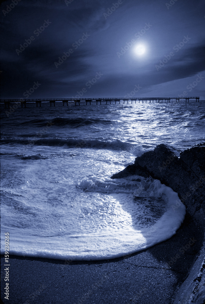 月光下圆形海浪和码头的美丽夜间照片插图