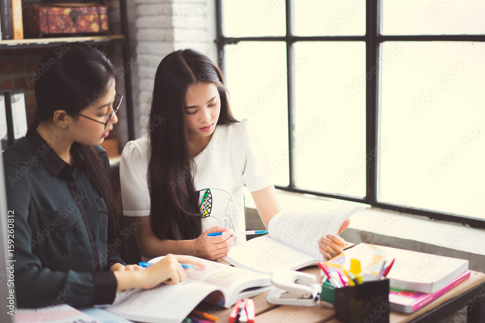 亚洲团体正在集思广益，在办公室工作，复习课程，在大学做作业