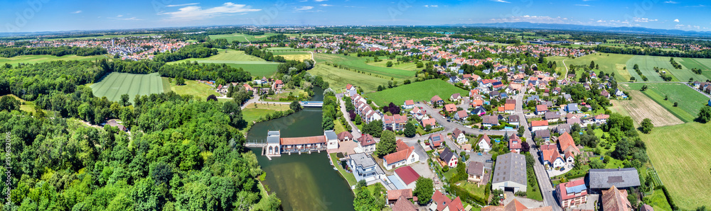 法国大东部斯特拉斯堡附近村庄Eschau的空中全景