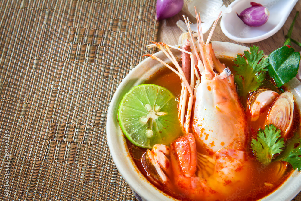 近距离亚洲麻辣汤，碗里有虾，著名的泰国美食叫Tom Yum Kung
