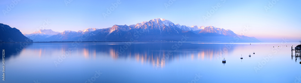 瑞士风景：日出时的蒙特勒日内瓦湖