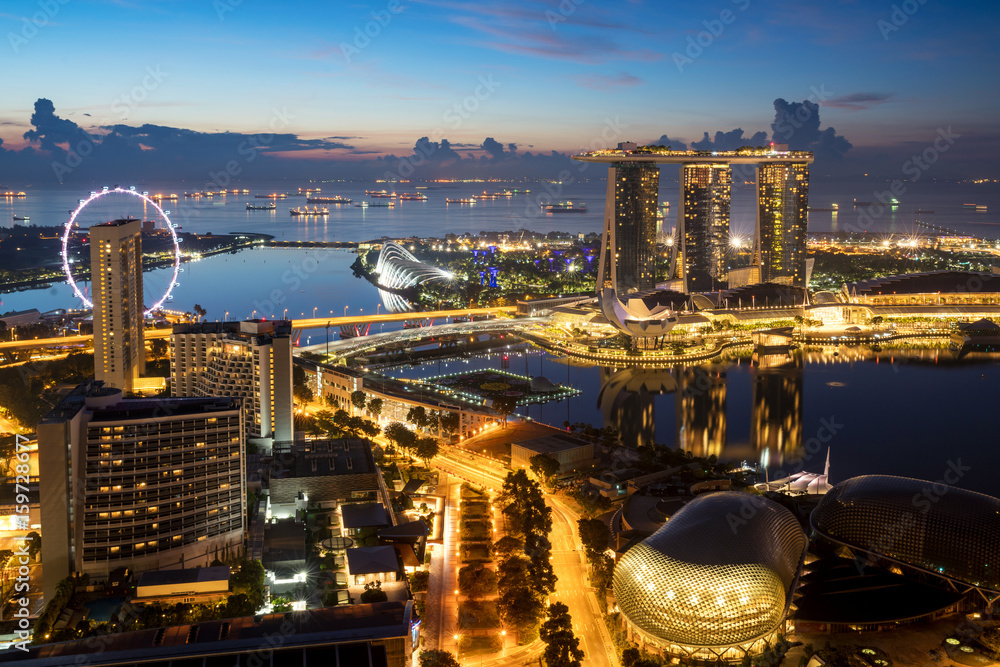 新加坡滨海湾的屋顶景观，新加坡夜晚的城市摩天大楼。