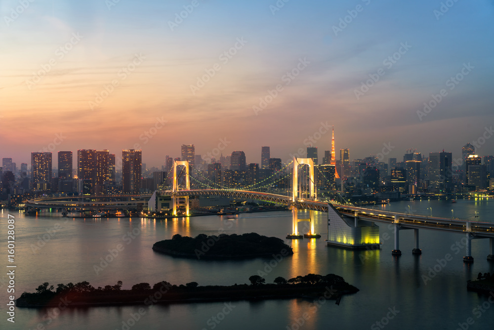 日本的东京塔和彩虹桥