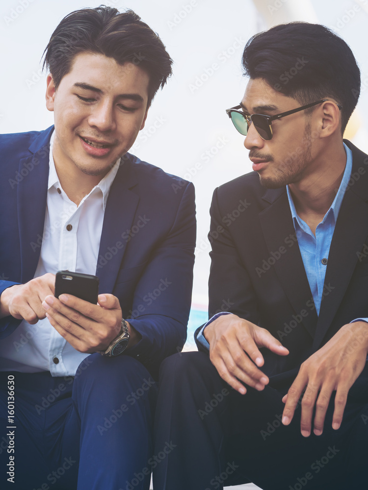 两位商务人士在手机上讨论商务事宜