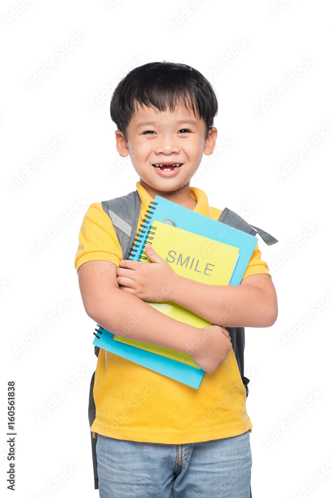 可爱的微笑男孩的画像，背着背包，带着五颜六色的书，教育和返校理念