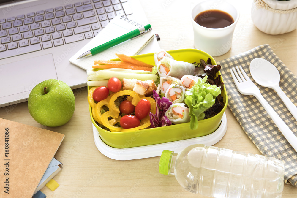 在办公桌的工作场所关闭绿色午餐盒，养成健康饮食和清洁饮食习惯