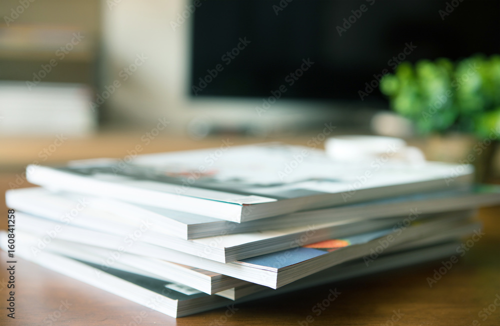 客厅桌子上堆放杂志的选择性焦点