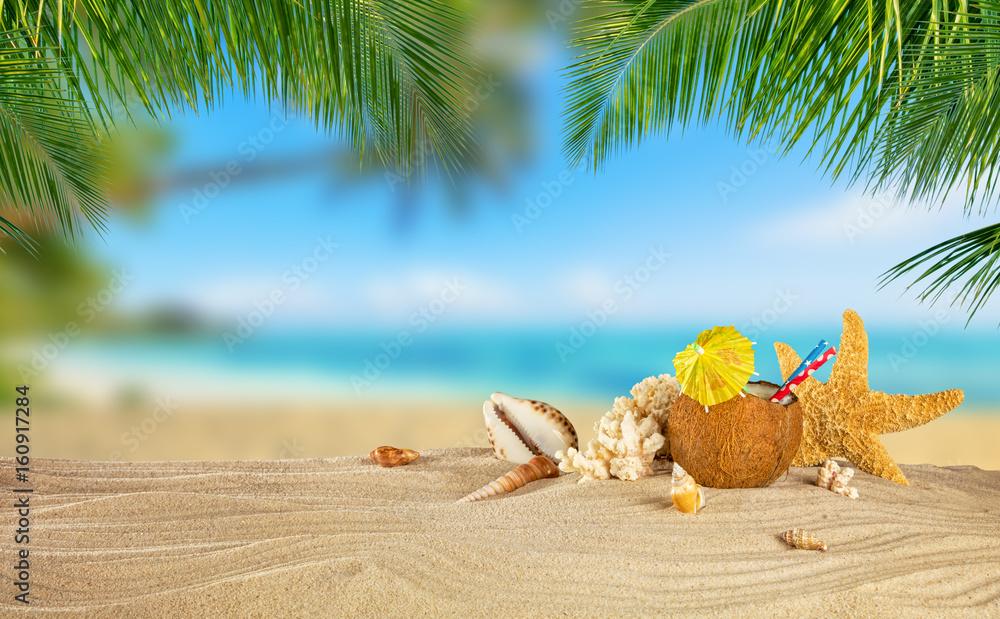 热带海滩，沙滩上有椰子饮料，以避暑为背景。