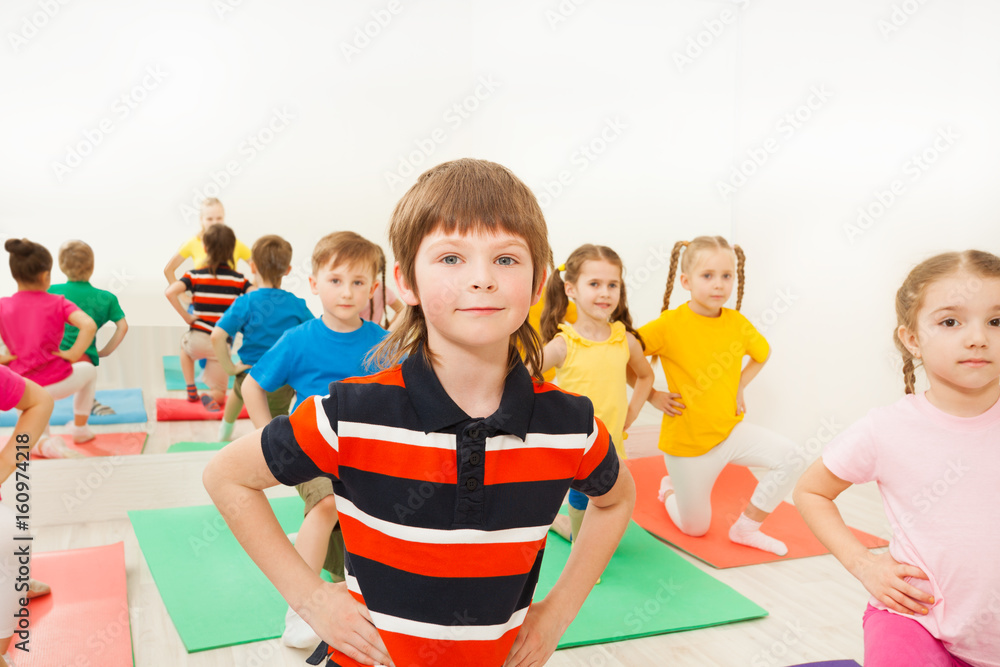 运动男孩在健身房做跪式运动