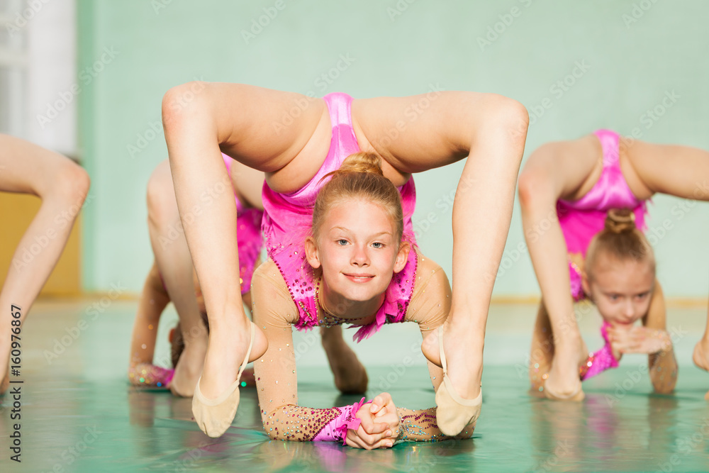 年轻女孩在健身房练习艺术体操