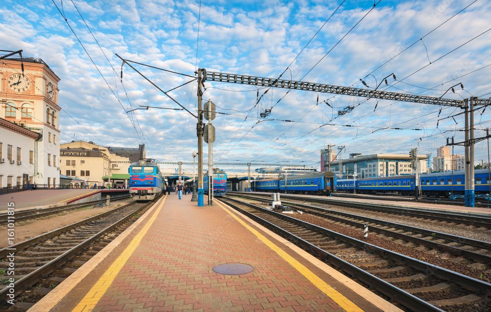 欧洲夏季日落时蓝色火车的火车站。铁路的工业景观，