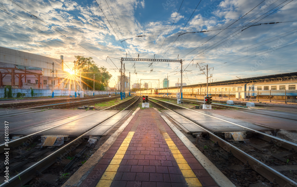 欧洲夏天日落时的火车站。铁路、建筑、蓝色的工业景观