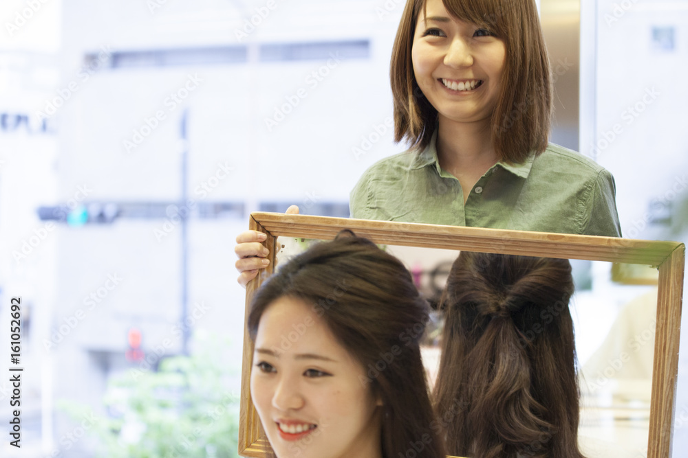 理发师在顾客身后展示镜子