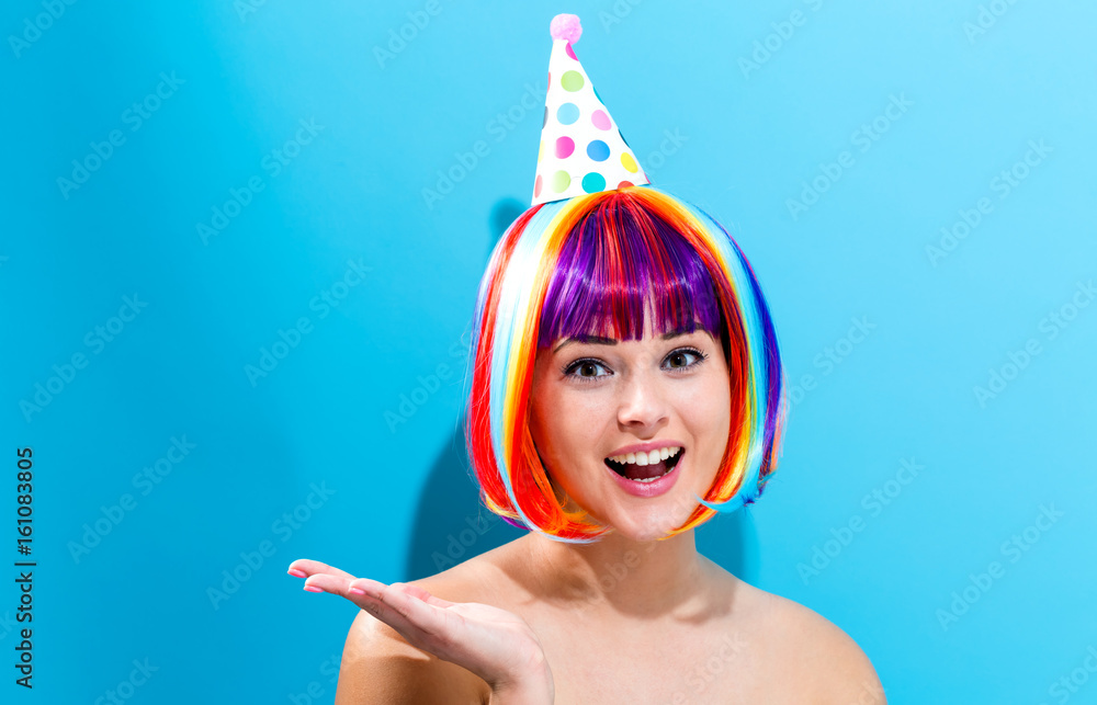 派对主题是一个戴着五颜六色假发的女人