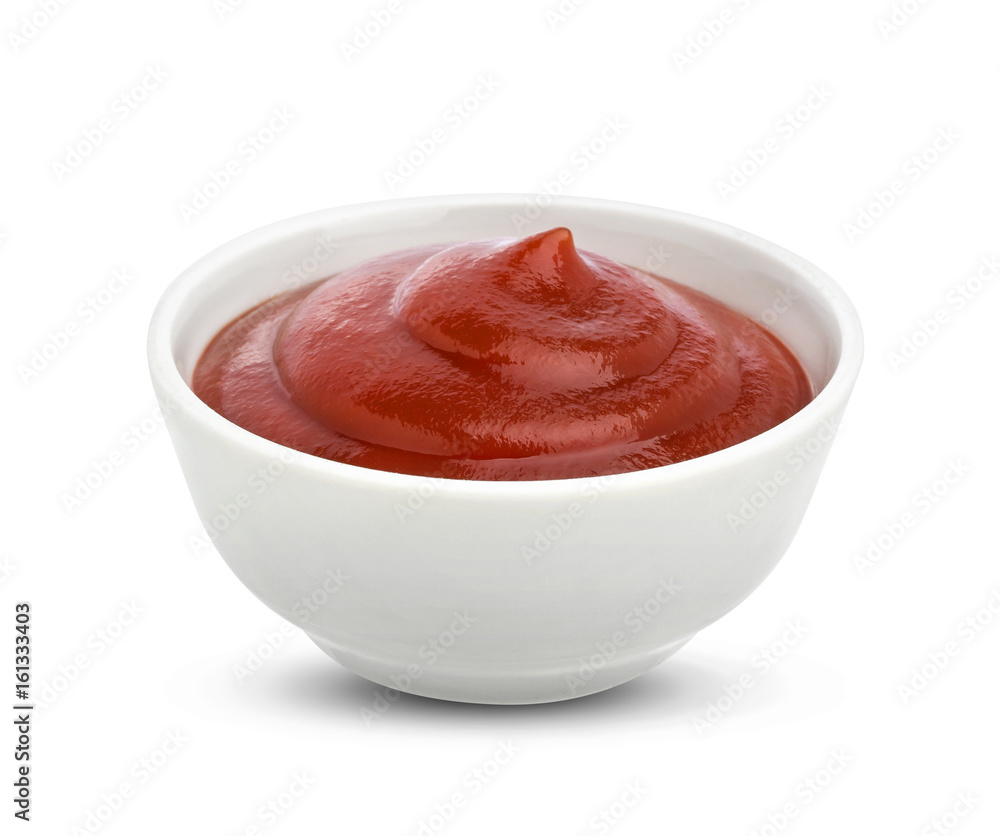 白色背景上隔离的碗里的番茄酱。一份番茄酱。带剪辑路径。第个之一