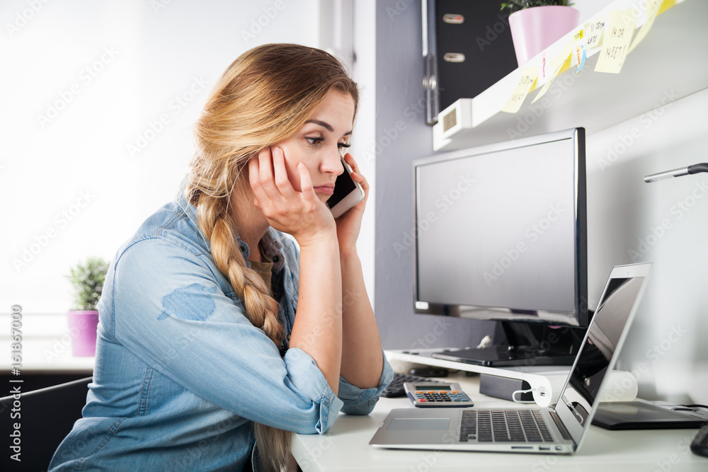 压力重重的女人在家里打电话办公业务问题概念