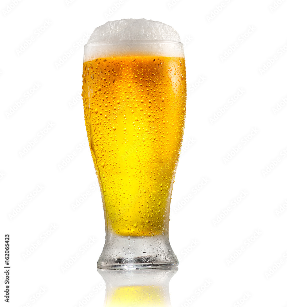 啤酒。一杯带水滴的冷啤酒。白底分离的精酿啤酒