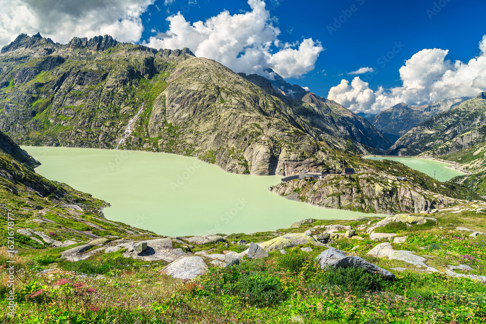 格里姆塞尔山口，有湖泊和高山，格里姆塞尔湖，瑞士，欧洲